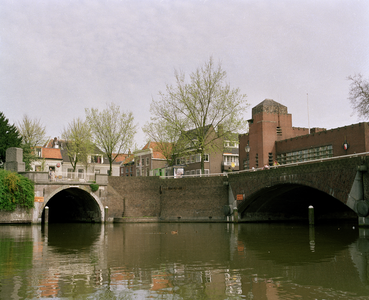 810106 Gezicht op de Tolsteegbrug (rechts) over de Stadsbuitengracht te Utrecht en links de Bijlhouwerbrug over de ...